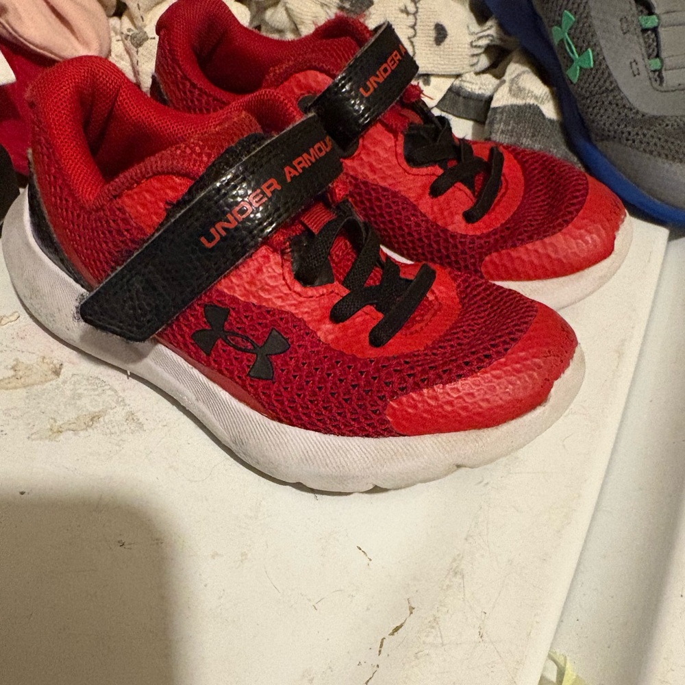 Boy’s tennis shoes